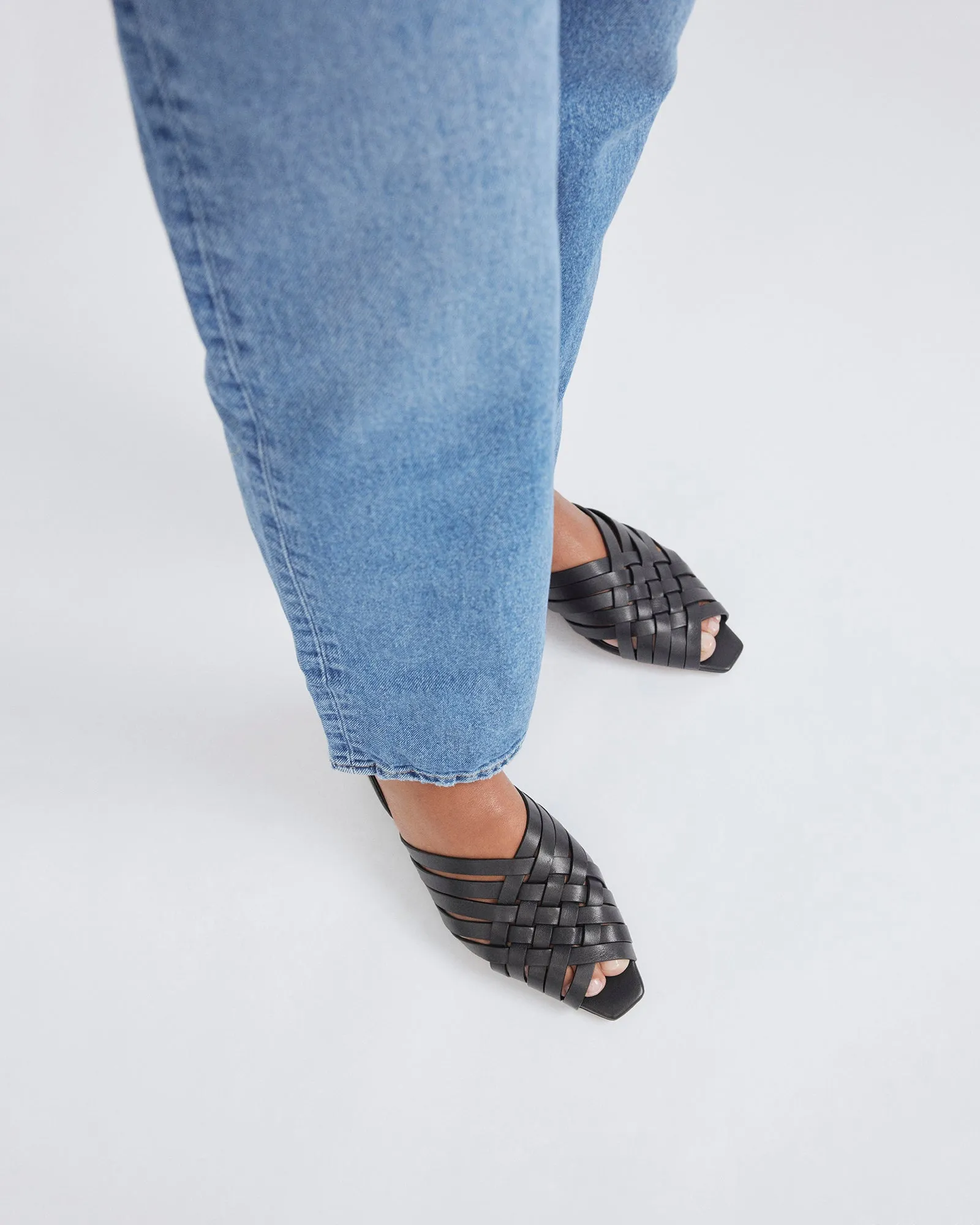 ELLIE CASUAL FLATS BLACK LEATHER